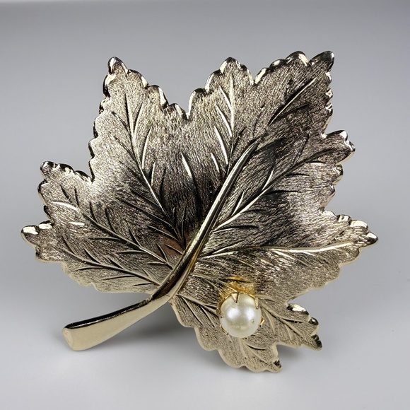 Sarah Coventry Jewelry - Sarah Coventry Maple Leaf Brooch